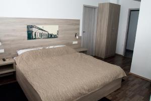 Tempat tidur dalam kamar di Rooms The King's Pub