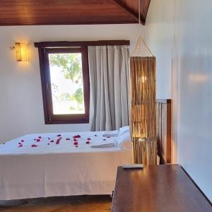 Schlafzimmer mit einem großen Bett und einem Fenster in der Unterkunft Casa Della in Luis Correia