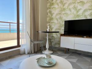 ソゾポルにあるRomantic Getaway 1-BD Apartment with Sea View by Flat Mаnаgerのテレビとテーブルのあるリビングルーム