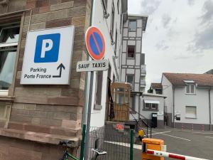 een parkeerbord aan de zijkant van een gebouw bij Studio/Hôtel Porte De France in Saint-Louis