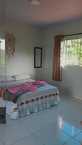 um quarto com uma cama e uma janela em Pousada Cristal Di Jorge em São Jorge