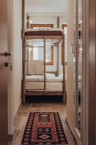 מיטה או מיטות קומותיים בחדר ב-ODA Hostel