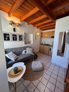 - un salon avec un canapé et une table dans l'établissement Elia Concept Apartments, à Áno Sýros