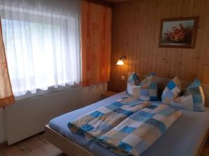Łóżko lub łóżka w pokoju w obiekcie Gästehaus Birkenheim
