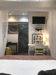 TV a/nebo společenská místnost v ubytování Chambre via Natina