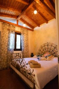 una camera con un grande letto di Villa Artemide a Manfredonia