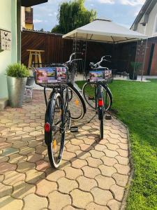 dos bicicletas estacionadas una junto a la otra en un patio en Ferienhaus Silke en Knittelfeld