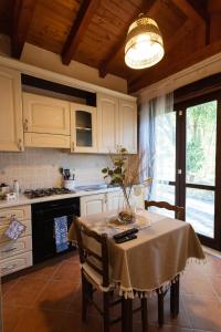 una cucina con tavolo e tovaglia; di Villa Artemide a Manfredonia