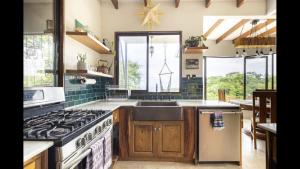 Η κουζίνα ή μικρή κουζίνα στο Private Home in Montezuma with Ocean View