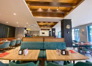Posezení v ubytování Sandoz Palm Retreat - Mall Road, Mussoorie
