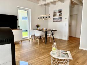 TV a/nebo společenská místnost v ubytování Ferienhaus Fischkopf