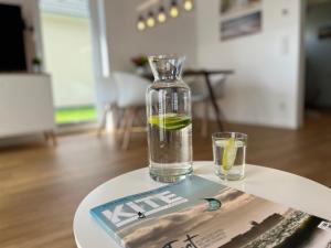 - une bouteille d'eau et un verre de limonade sur une table dans l'établissement Ferienhaus Fischkopf, à Büsum
