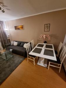 ein Wohnzimmer mit einem Tisch und einem Sofa in der Unterkunft Kessi in Ustka