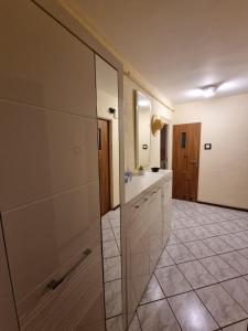 ein Bad mit einer Dusche, einem Waschbecken und einem Spiegel in der Unterkunft Kessi in Ustka