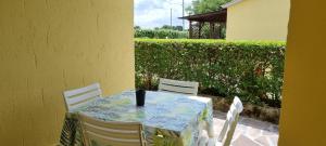 a table with chairs and a vase on top of it at Il Fontanile in Sovana