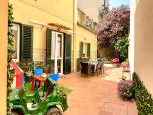 een patio met een tafel en stoelen in een gebouw bij Santa Croce Garden Apartment in Florence
