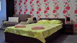 a bedroom with a bed with towels on it at Apartament Deny in Sulina