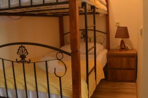 sypialnia z 2 łóżkami piętrowymi i lampką w obiekcie Gonio - Stumari Apartaments w mieście Gonio