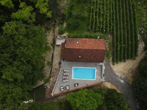una vista aérea de una casa con piscina en Old House Zabok en Zabok