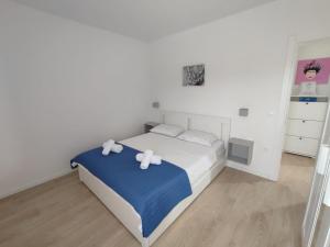 um quarto com uma cama com duas toalhas em Apartments Anamarija em Zadar