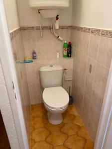 uma casa de banho com WC num pequeno quarto em Les locations Cinaureva ­« L'Argentière » em La Londe-les-Maures