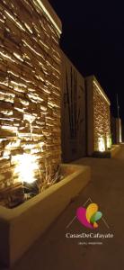 um edifício com luzes de lado à noite em Casas de Cafayate em Cafayate