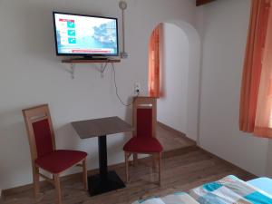 Telewizja i/lub zestaw kina domowego w obiekcie Gästehaus Birkenheim