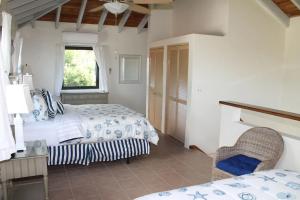 1 dormitorio con 2 camas y ventana en Sunset Ridge Villa D en Cruz Bay