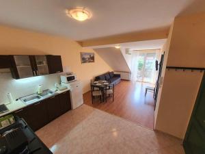 Kuchyňa alebo kuchynka v ubytovaní Cserke-Thermál Apartman