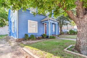 uma casa azul com uma árvore em frente em The Old Downtown Historic Grand Prairie House home em Grand Prairie