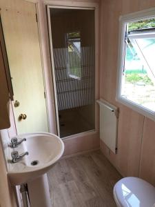 uma casa de banho com um lavatório, um WC e uma janela. em Siódme Niebo na Cuplu em Serock