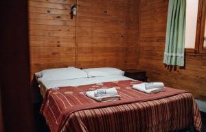 Cama ou camas em um quarto em Cabañas y Hostal Las Marias mais 29 fotos