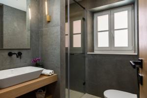 A bathroom at New York Luxury Suites