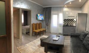 Кухня или мини-кухня в Edgars apart. Бесплатный трансфер в аэропорт.
