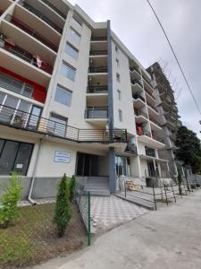 葛尼奧的住宿－Gonio - Stumari Apartaments，大型公寓大楼设有楼梯和阳台