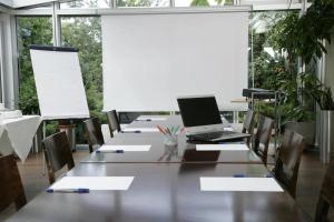 an office with a long table with laptops on it at Hotel Azyl in Kąty Wrocławskie