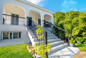 una escalera que conduce a una casa con plantas en Dimitrios Apartment en Áyios Dhimítrios