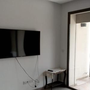 TV de pantalla plana colgada en la pared en Studio Tamourit Taghazout Bay à 300 m de la plage en Taghazout