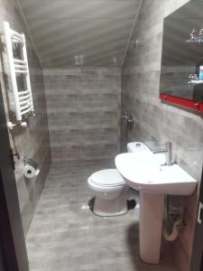 Ένα μπάνιο στο DISCOVER KAZBEGi HOTEL