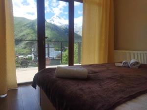 Ένα ή περισσότερα κρεβάτια σε δωμάτιο στο DISCOVER KAZBEGi HOTEL