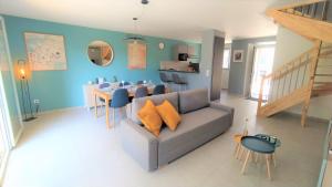 sala de estar con sofá y mesa en Villa Poète avec jardin 3 Chambres Parking gratuit en Tournefeuille
