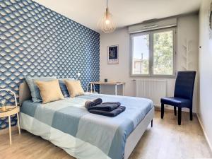- une chambre avec un lit et un mur bleu dans l'établissement Villa Poète avec jardin 3 Chambres Parking gratuit, à Tournefeuille