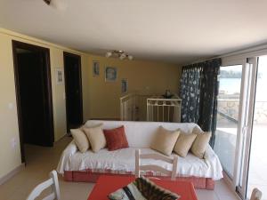 Posedenie v ubytovaní KORONI MARE -Sea view apartment/διαμέρισμα με θέα στην θάλασσα