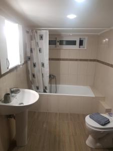 Kúpeľňa v ubytovaní KORONI MARE -Sea view apartment/διαμέρισμα με θέα στην θάλασσα