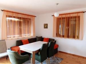 ein Wohnzimmer mit einem Tisch und einem Sofa in der Unterkunft Apartman Dario Livno in Livno