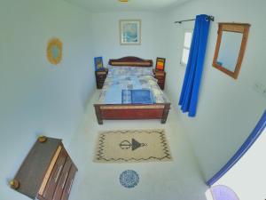 una vista sul soffitto di una camera con 2 letti di Thayri Hostel a Sidi Kaouki