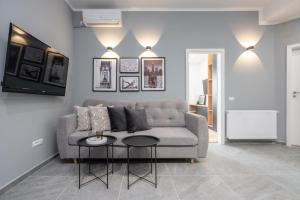 un soggiorno con un divano e un tavolo di Gorgeous Apartament with View in Piata Universitatii a Bucarest
