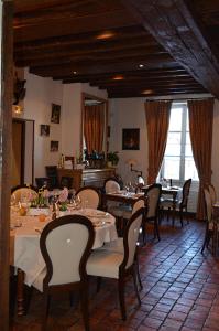 A television and/or entertainment centre at Logis Hôtel Auberge du Cheval Blanc