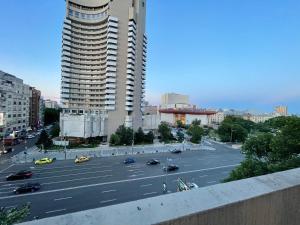 Vedere generală la București sau o vedere a orașului de la acest apartament