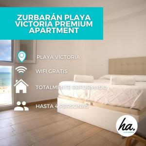 sypialnia z łóżkiem i napisem "zubergian playvictoria" w obiekcie Zurbarán Playa Ha Apartment w Kadyksie